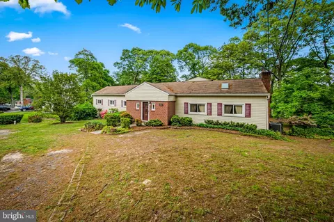 1423 Thies Dr, Pasadena, MD 21122 photo 2