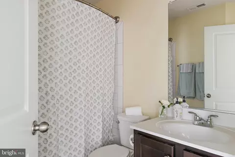 Bath - 1614 Belle Dr, Annapolis, MD 21401 photo 1 of 3