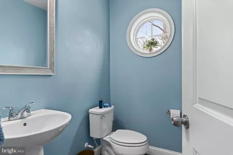 Entry Way - 1614 Belle Dr, Annapolis, MD 21401 photo 2 of 4
