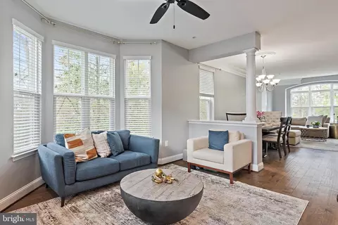 Living - 1614 Belle Dr, Annapolis, MD 21401 photo 1 of 3