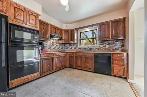 Kitchen - 3517 S River Ter, Edgewater, MD 21037 photo 2 of 3