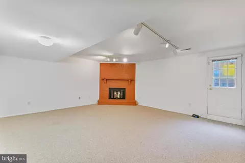 Living - 486 Colonial Ridge Ln, Arnold, MD 21012 photo 2 of 2