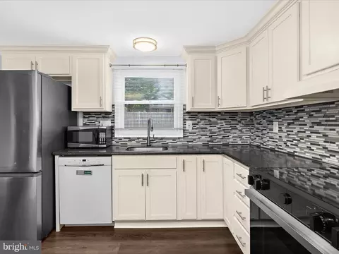 1717 Fallsway Dr, Crofton, MD 21114 photo 4