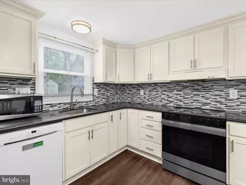 1717 Fallsway Dr, Crofton, MD 21114 photo 3