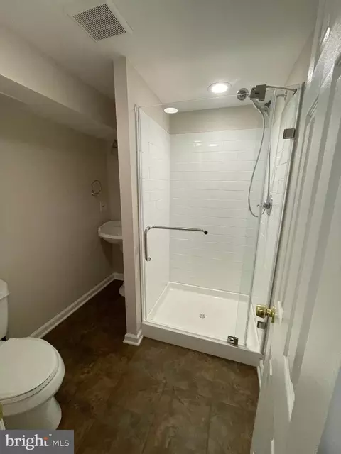 Bath - 7944 Tick Neck Rd, Pasadena, MD 21122 photo 6 of 6
