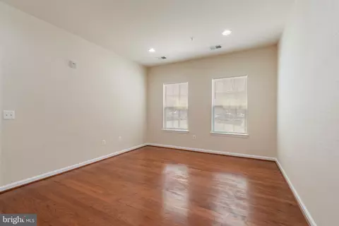 Living - 1624 Hardwick Ct #101, Hanover, MD 21076 photo 6 of 7