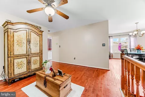 Entry Way - 813 224th St, Pasadena, MD 21122 photo 3 of 7