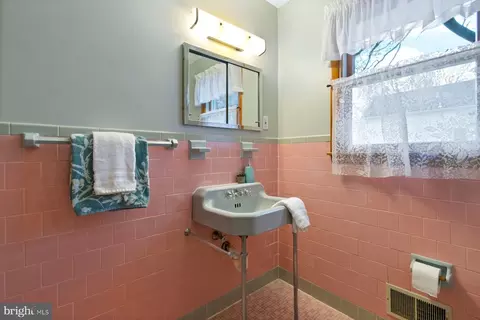 8516 Jenkins Rd, Pasadena, MD 21122 photo 14