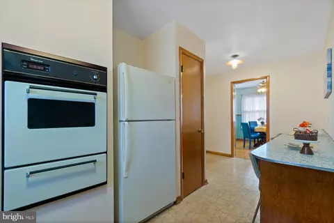 8516 Jenkins Rd, Pasadena, MD 21122 photo 9