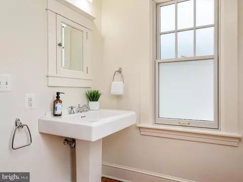Bath - 11 German St, Annapolis, MD 21401 photo 2 of 5