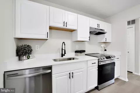 Kitchen - 953 Truro Ln, Crofton, MD 21114 photo 3 of 4