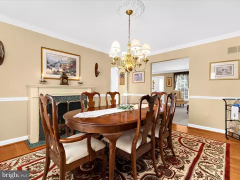 Dining - 1901 Arundel Rd, Pasadena, MD 21122 photo 3 of 6