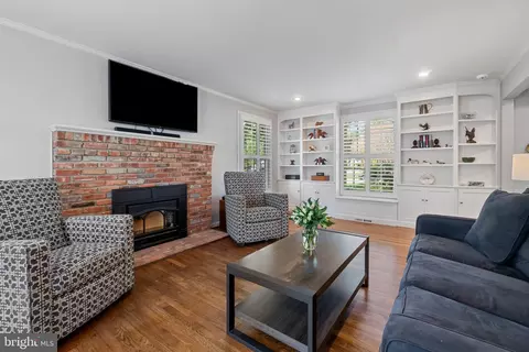 Living - 3143 Anchorage Dr, Annapolis, MD 21403 photo 2 of 3