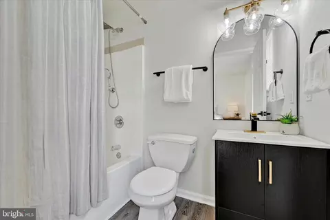 Bath - 651 208th St, Pasadena, MD 21122 photo 2 of 3