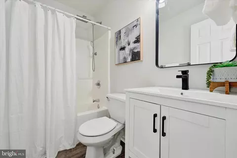 Bath - 651 208th St, Pasadena, MD 21122 photo 1 of 3
