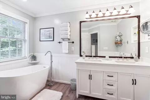 Bath - 1043 Skyview Dr, Annapolis, MD 21409 photo 4 of 6