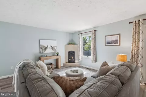 Living - 917 12th St, Pasadena, MD 21122 photo 1 of 2