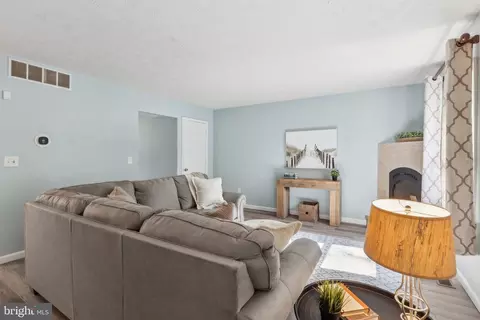 Living - 917 12th St, Pasadena, MD 21122 photo 2 of 2