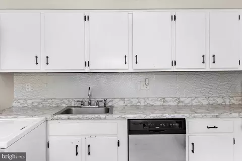 Kitchen - 7747 Notley Rd, Pasadena, MD 21122 photo 4 of 5