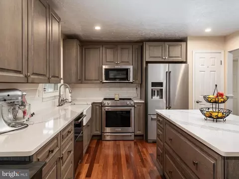 8065 Midvale Ave, Pasadena, MD 21122 photo 14