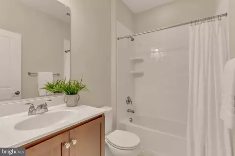 Bath - 227 West St, Annapolis, MD 21401 photo 2 of 3