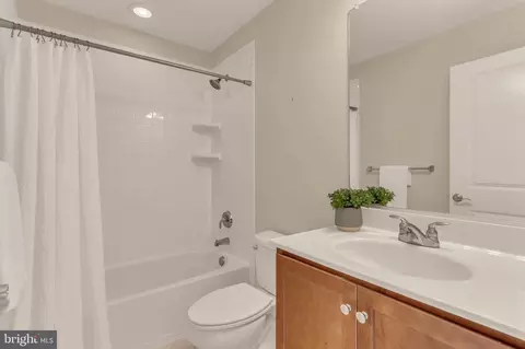 Bath - 227 West St, Annapolis, MD 21401 photo 3 of 3