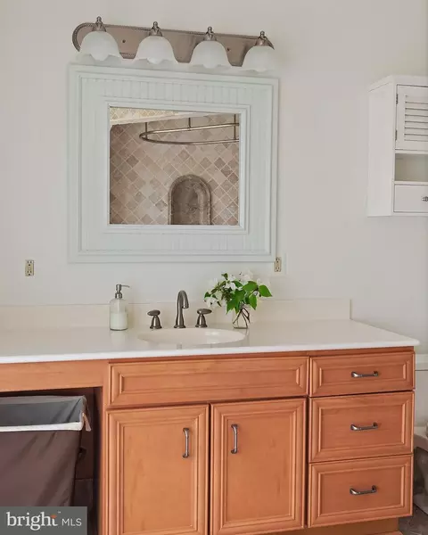 Bath - 3916 W Shore Dr, Edgewater, MD 21037 photo 2 of 3