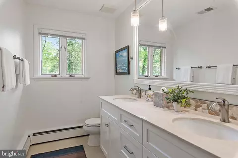 Bath - 3916 W Shore Dr, Edgewater, MD 21037 photo 3 of 3