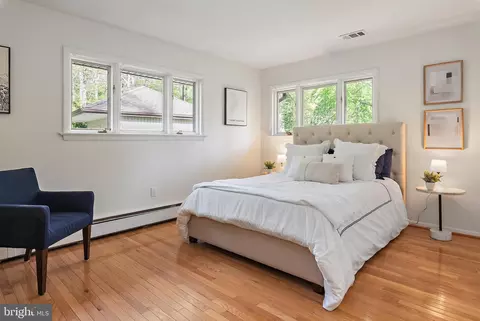 Bedroom - 3916 W Shore Dr, Edgewater, MD 21037 photo 2 of 3