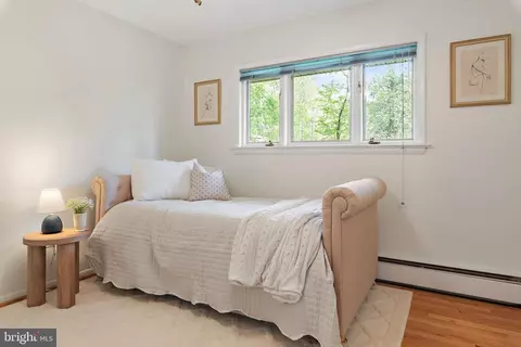 Bedroom - 3916 W Shore Dr, Edgewater, MD 21037 photo 3 of 3