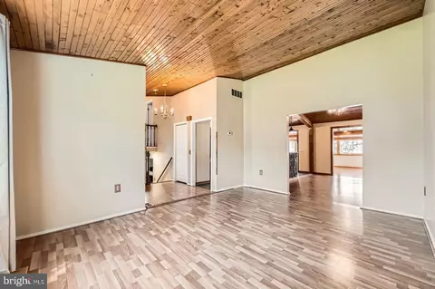 Living - 7884 Brighton Ct, Pasadena, MD 21122 photo 2 of 4