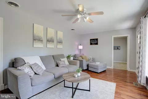 582 6th St, Pasadena, MD 21122 photo 2