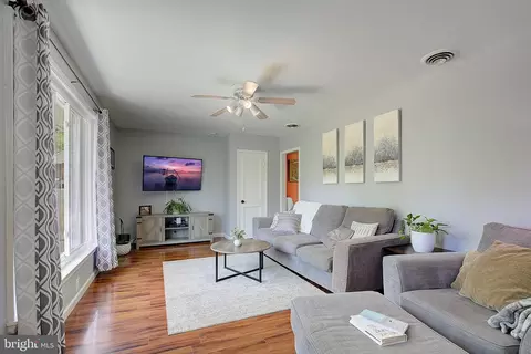582 6th St, Pasadena, MD 21122 photo 3