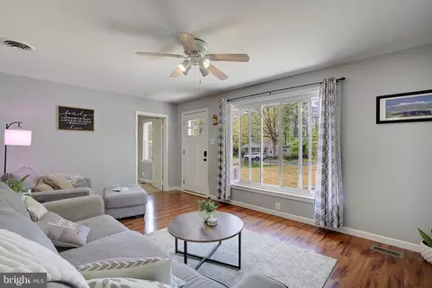 582 6th St, Pasadena, MD 21122 photo 4