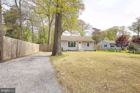 582 6th St, Pasadena, MD 21122