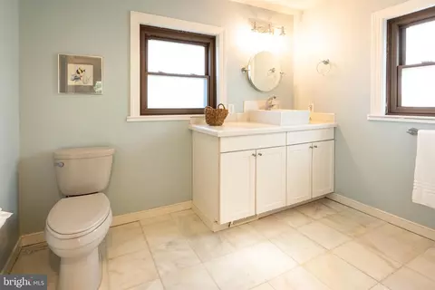 Bath - 3734 1st Ave, Edgewater, MD 21037 photo 2 of 4