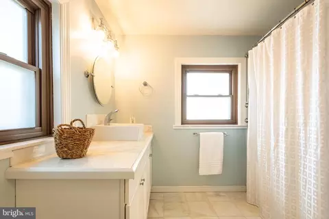 Bath - 3734 1st Ave, Edgewater, MD 21037 photo 3 of 4