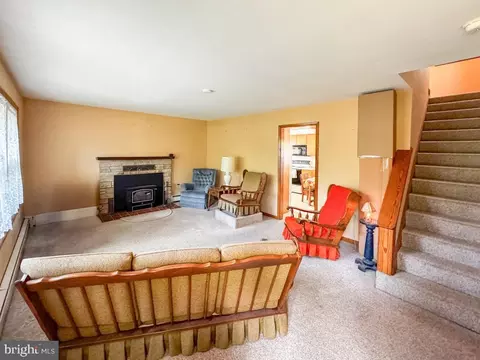 Living - 4564 Mountain Rd, Pasadena, MD 21122 photo 2 of 2