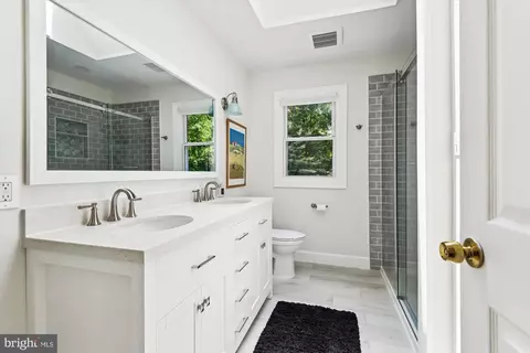 Bath - 2104 Harbor Dr, Annapolis, MD 21409 photo 3 of 5