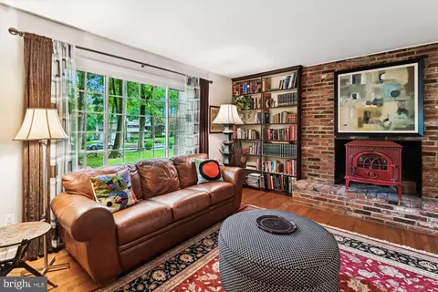 Living - 2104 Harbor Dr, Annapolis, MD 21409 photo 3 of 6