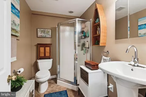 Bath - 2104 Harbor Dr, Annapolis, MD 21409 photo 5 of 5