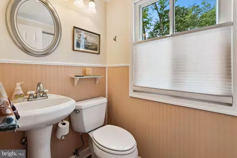 Entry Way - 2104 Harbor Dr, Annapolis, MD 21409 photo 2 of 3