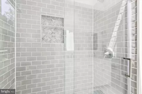 Bath - 2104 Harbor Dr, Annapolis, MD 21409 photo 4 of 5