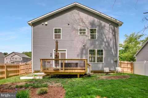Exterior - 1636 Chesapeake Ln, Edgewater, MD 21037 photo 9 of 11