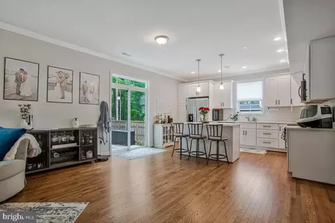 Entry Way - 1636 Chesapeake Ln, Edgewater, MD 21037 photo 3 of 5