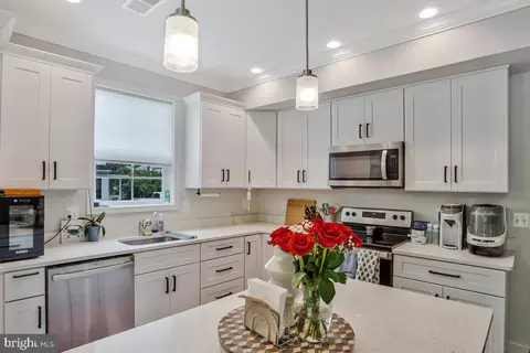 Kitchen - 1636 Chesapeake Ln, Edgewater, MD 21037 photo 2 of 4