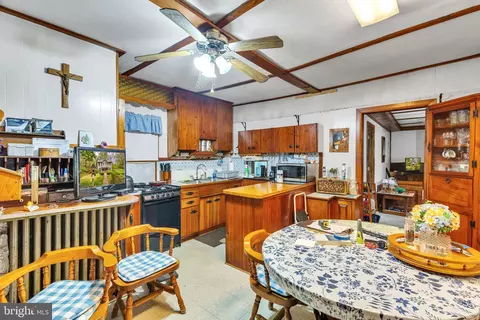 8235 Elvaton Dr, Pasadena, MD 21122 photo 10