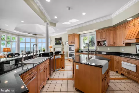 Kitchen - 285 Eagle Hill Rd, Pasadena, MD 21122 photo 2 of 4