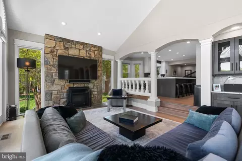 Living - 910 Lynch Dr, Arnold, MD 21012 photo 2 of 3