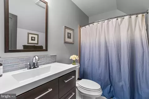 Bath - 910 Lynch Dr, Arnold, MD 21012 photo 5 of 7
